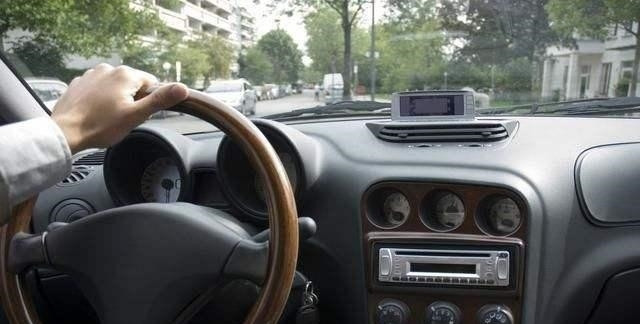 #中国质量万里行#高速开到120km/h, 你用单手开车还是用双手？