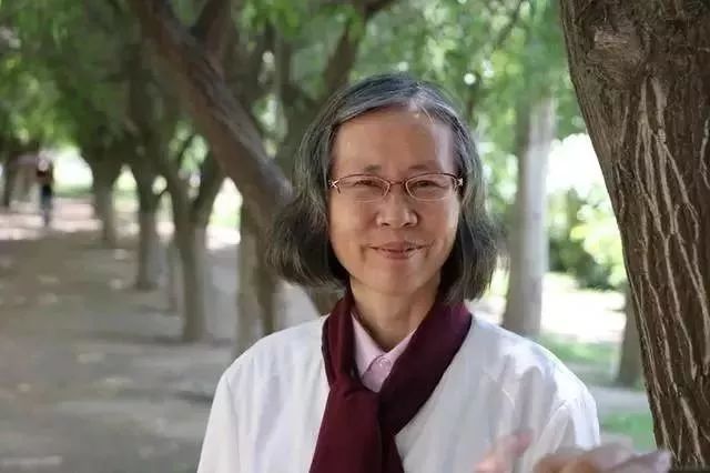 「南昌晚报」这个女人火了！2亿人都在问她是谁！