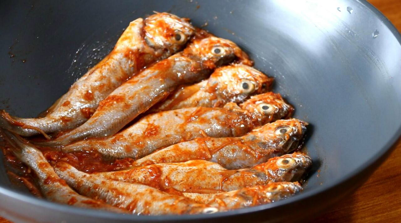 12元买了10条小黄鱼简单腌制后烤着吃皮酥肉嫩吃着不腥