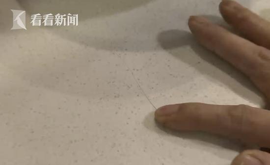 【半岛晨报】奇葩！为省20块，女子拔下自己头发放在面碗里