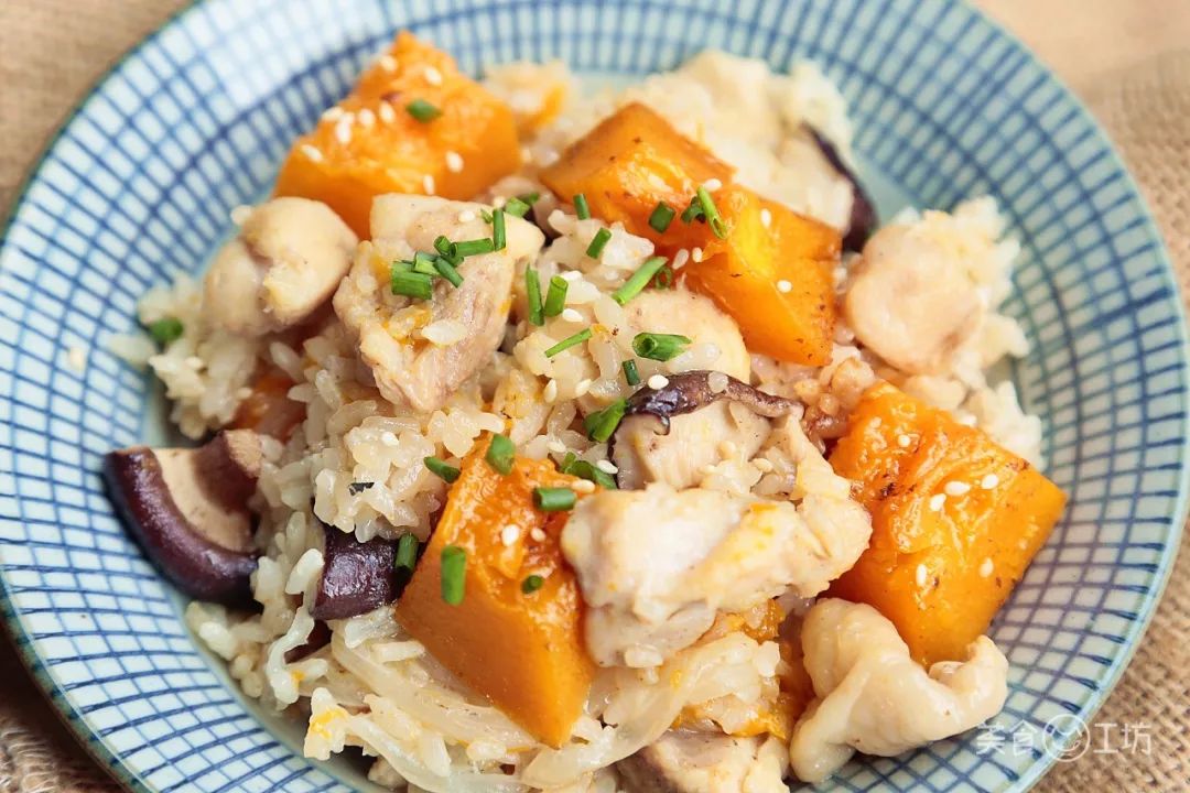这碗南瓜鸡肉焖饭,香到没朋友!你只管躺着等吃