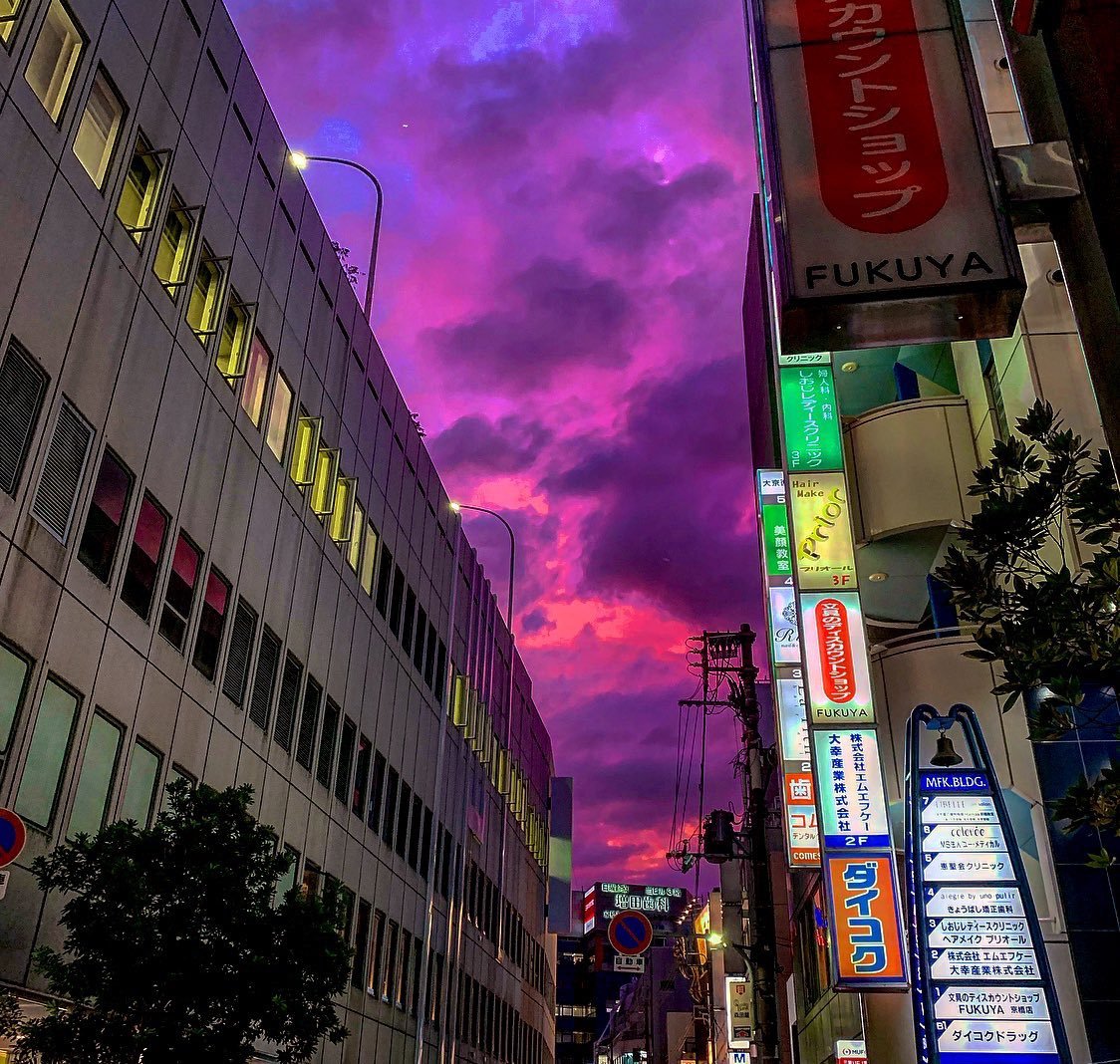 #经济日报#强台风海贝思今晚登陆日本 多地天空变紫