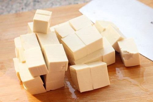 豆腐放一两天就酸了 找碗水泡一泡 过几天吃依旧嫩滑可口 人民号