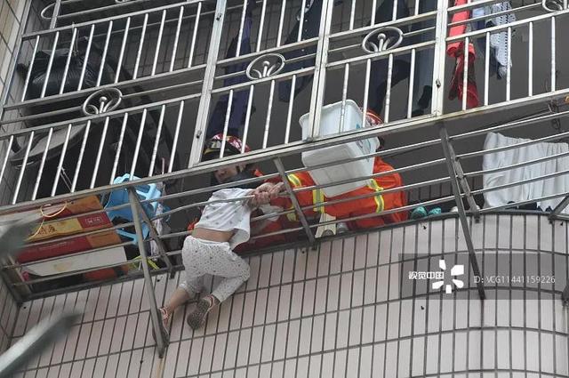 父亲接个电话3岁男孩从14楼摔下之后发生的一切让所有人