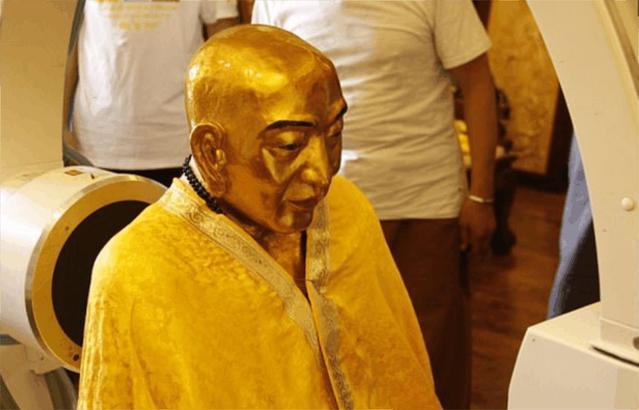 河北古寺一具活菩萨肉身千年不腐专家x光照射后突然跪下