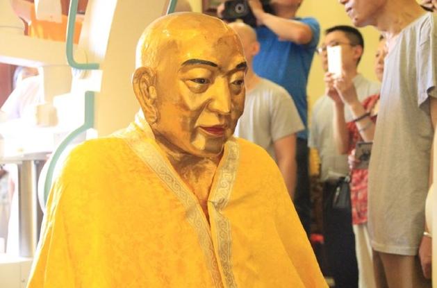 河北古寺一具活菩萨肉身千年不腐专家x光照射后突然跪下