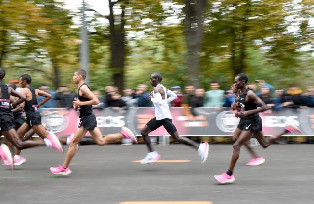 掌上春城：1:59:40！基普乔格突破人类极限成马拉松“破2”第一人