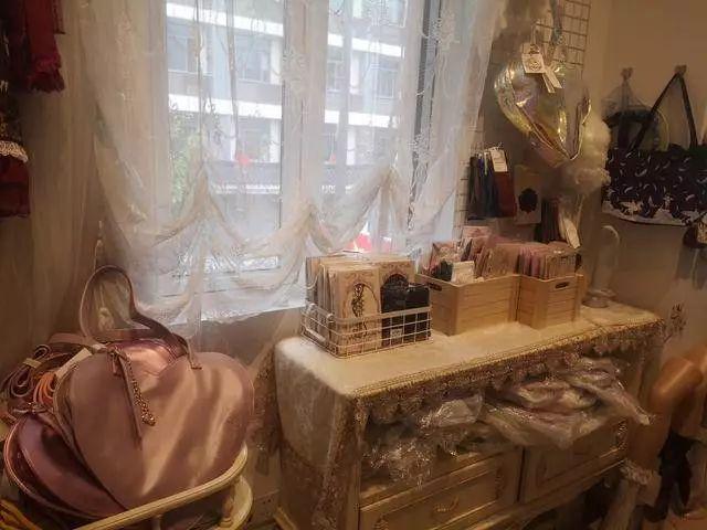 半岛晨报@一条二手裙子拍出110000元！网友：疯了吧