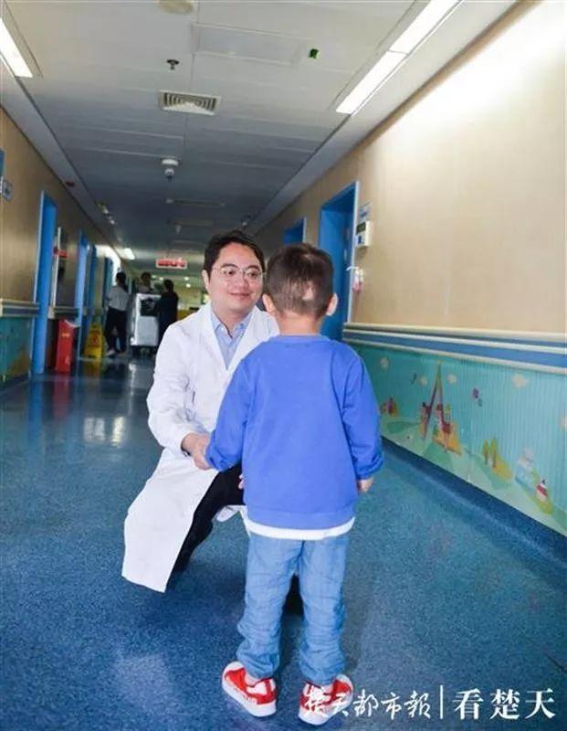 #半岛晨报#父亲接个电话，3岁男孩从14楼摔下！18天后，奇迹发生了……