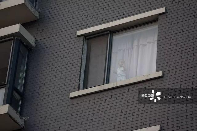 #半岛晨报#父亲接个电话，3岁男孩从14楼摔下！18天后，奇迹发生了……