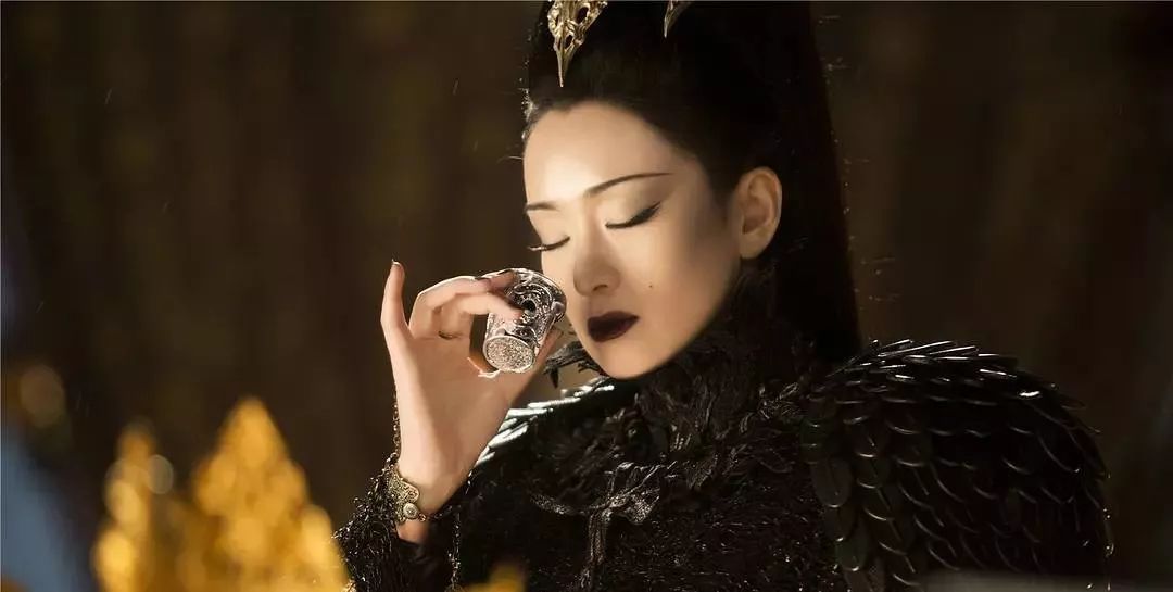 小花们看到巩俐还不赶紧闪开