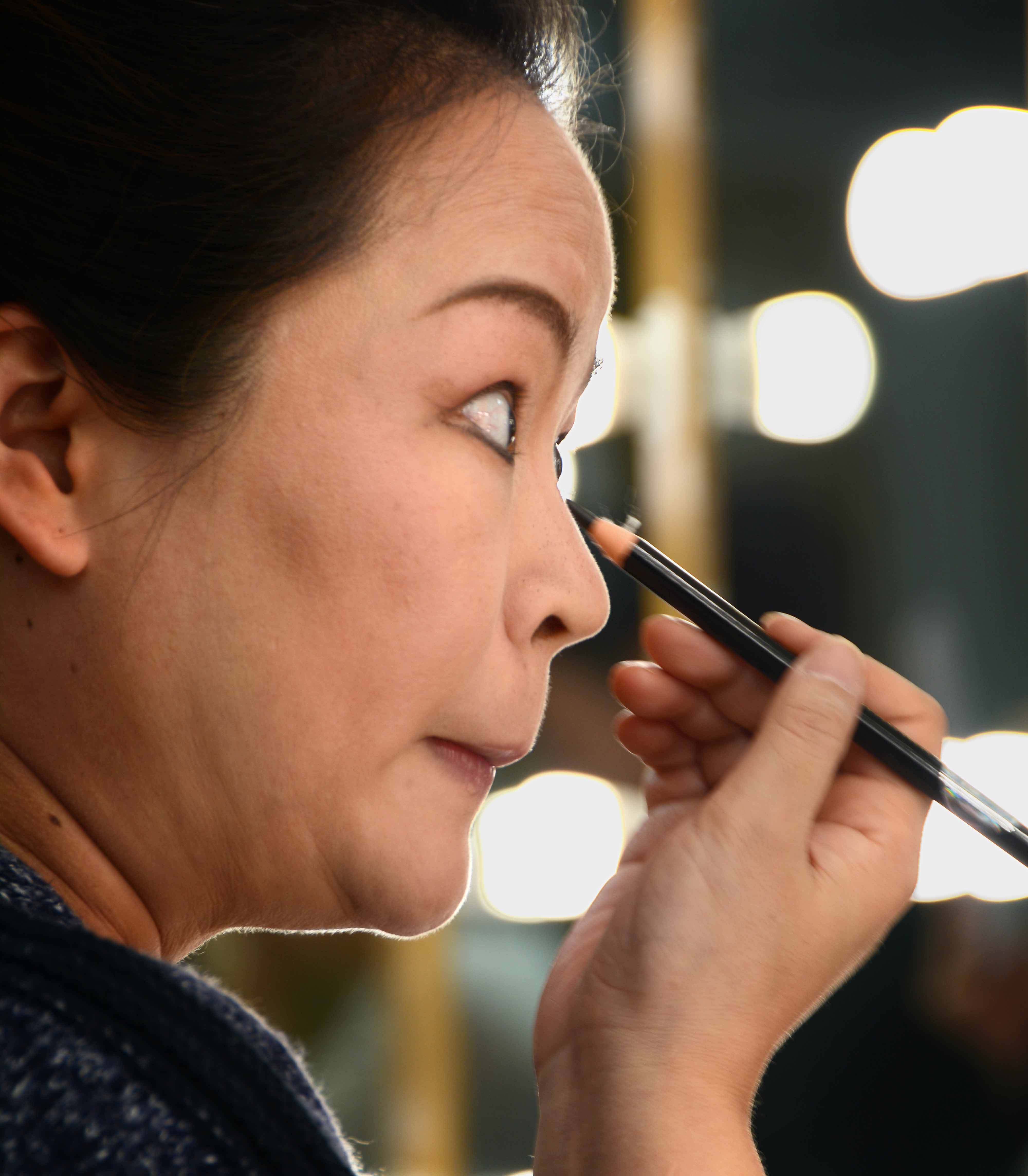 邵阳花鼓戏化妆室化个妆美女更加靓丽添上须帅哥秒变老翁