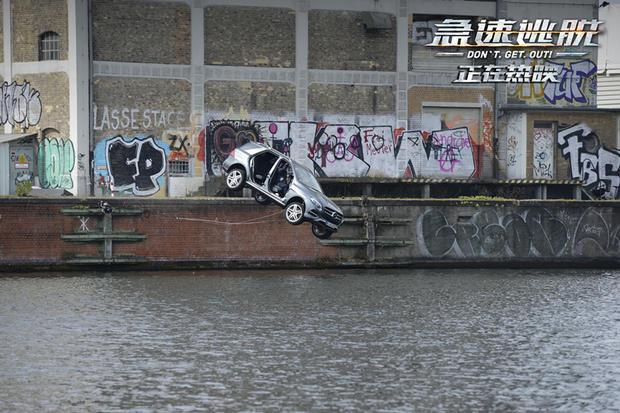 「时光网Mtime」急速飙车！密闭空间！定时炸弹！悬疑电影《急速逃脱》曝正片片段