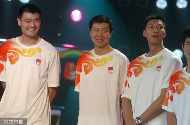 中国男篮的一代代传承回顾王治郅姚明易建联同框瞬间