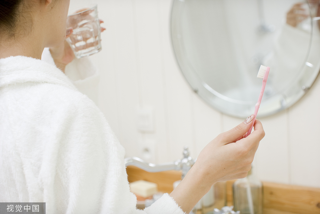 经济日报■没有水如何刷牙？日本专家：按摩耳朵和下巴也有效