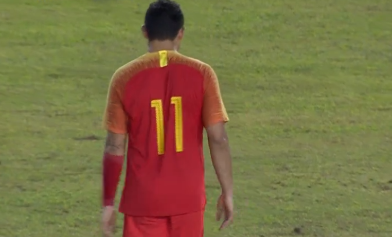 「体育谈资」逼平中国后，菲律宾球迷狂欢庆祝，国足众将落寞离场太扎心