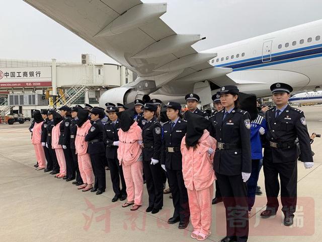 河南日报客户端@河南警方将136名网络诈骗犯罪嫌疑人从老挝押解回国