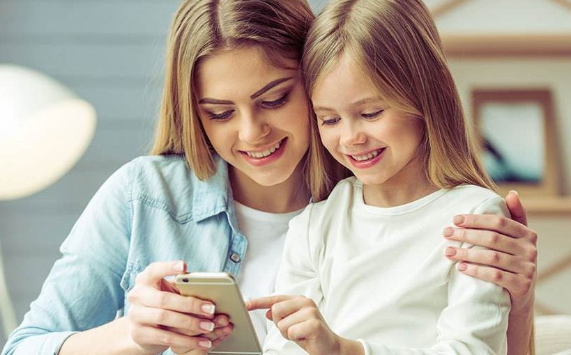 手机能够快速地获取到大量的信息,家长应该要去其糟粕,取其精华,引导