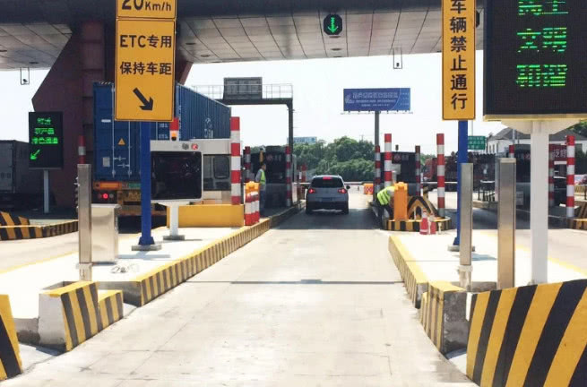 #中国质量万里行#开错进入“ETC”车道，倒车扣分吗？现场工作人员：最后说一次