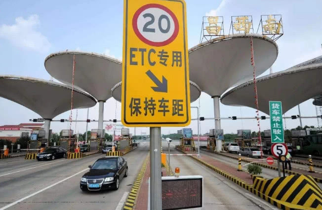 #中国质量万里行#开错进入“ETC”车道，倒车扣分吗？现场工作人员：最后说一次