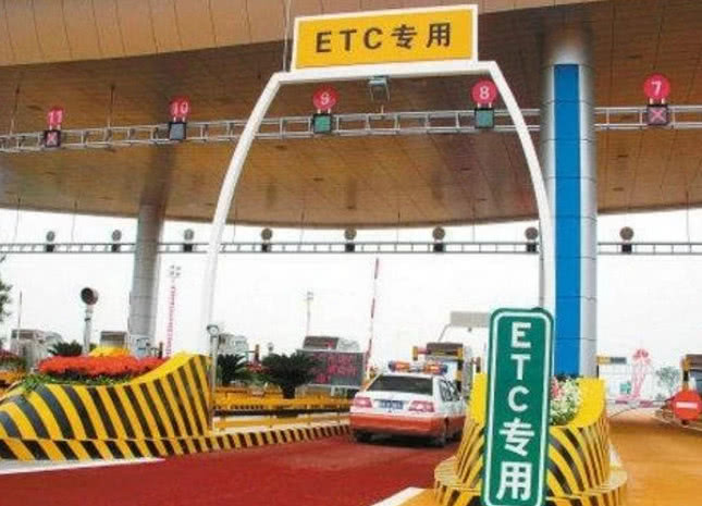 #中国质量万里行#开错进入“ETC”车道，倒车扣分吗？现场工作人员：最后说一次