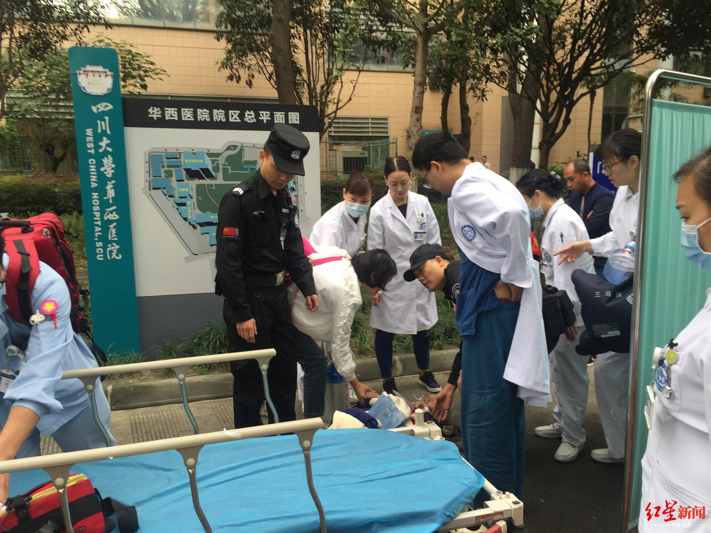 红星新闻@老人医院外突发心跳骤停，华西医务人员跪地抢救，4分钟后……