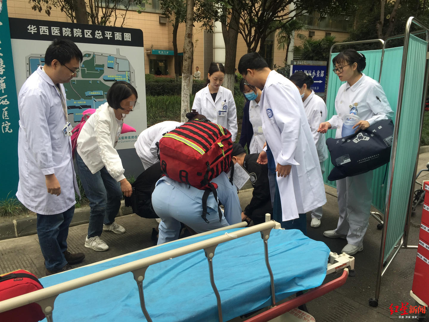 红星新闻@老人医院外突发心跳骤停，华西医务人员跪地抢救，4分钟后……