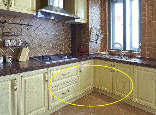 「中国质量万里行」厨房装修时，我爸非要让师傅多做一条“踢脚线”，入住才知好处多