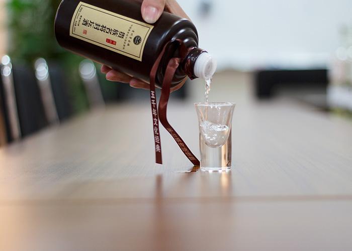 【中国质量万里行】千亿级光瓶白酒迎来大玩家，白酒中的“小米”即将诞生？