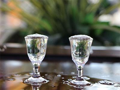 【中国质量万里行】千亿级光瓶白酒迎来大玩家，白酒中的“小米”即将诞生？