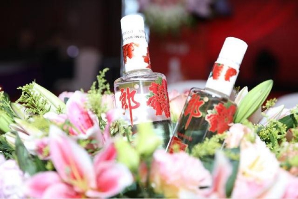 【中国质量万里行】千亿级光瓶白酒迎来大玩家，白酒中的“小米”即将诞生？