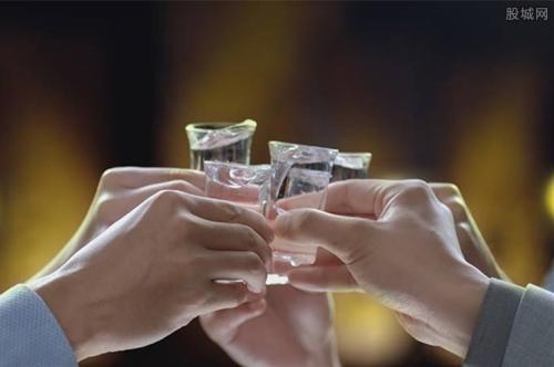 【中国质量万里行】千亿级光瓶白酒迎来大玩家，白酒中的“小米”即将诞生？