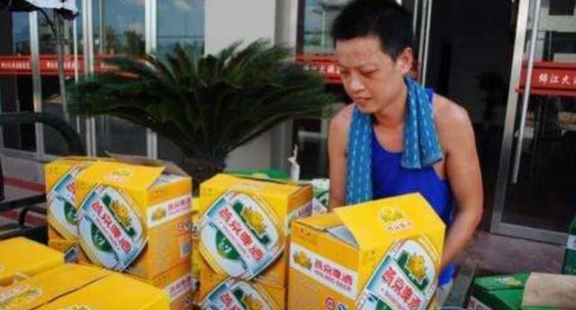 「中国质量万里行」外卖小哥接到超市大单：800斤米和面粉，20件酒水，配送费9块钱