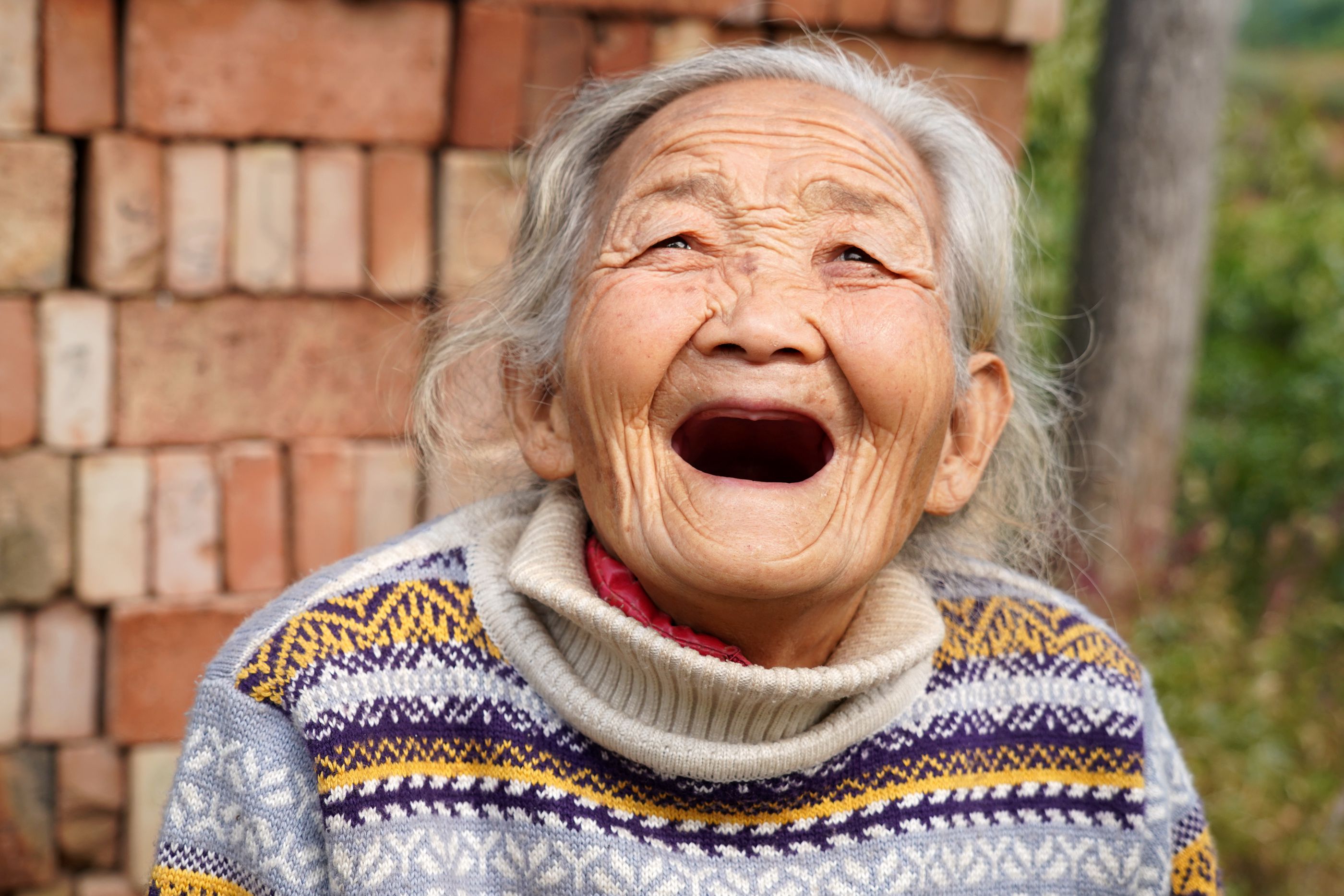 山西农村76岁大妈,养殖赚钱10万不花要留给儿子,咋回事