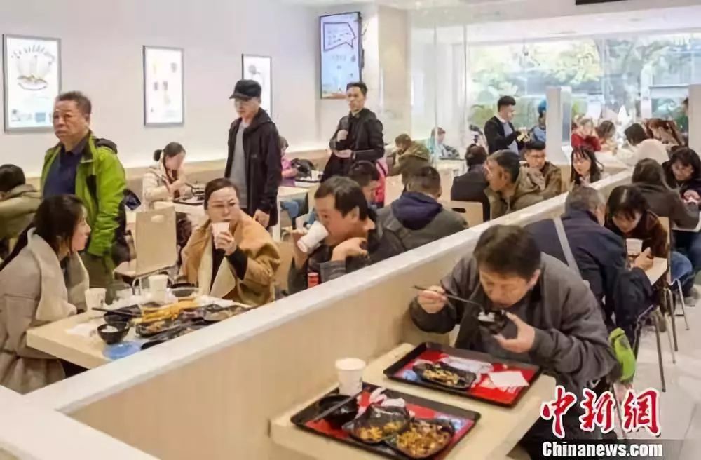 人民日报@「关注」垃圾分类终于轮到北京了！个人扔错拟罚200元