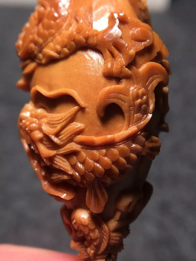 以雕刻龙出名的核雕手艺人徐华