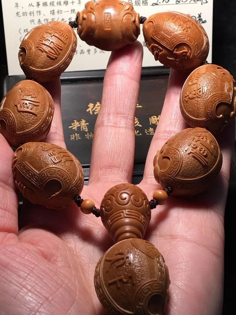 以雕刻龙出名的核雕手艺人徐华