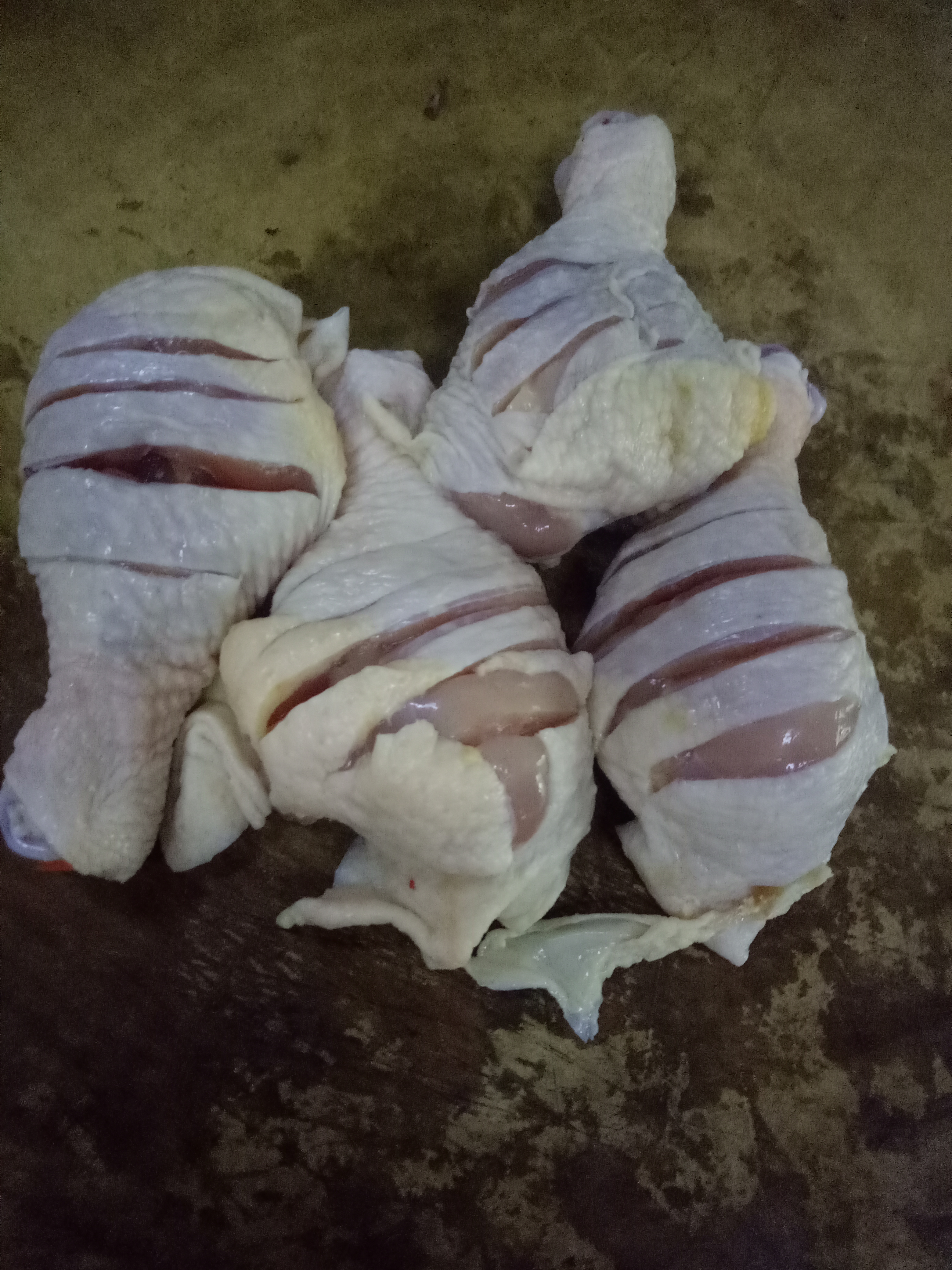 打上一字花刀的鸡腿