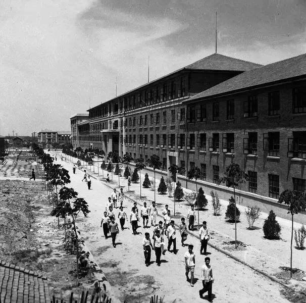 63年前,满怀豪情的交大师生登上交大西迁的列车,用奔涌西行的实际行动