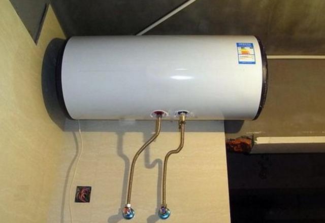 【中国质量万里行】热水器别再挂墙安装了，换个位置立马感觉大不同！