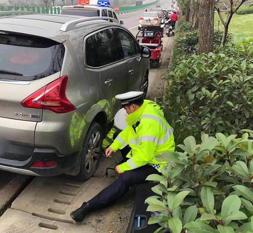永庆寺庙会附近,正在执勤的华州交警发现后主动上前帮助其进行换胎,这