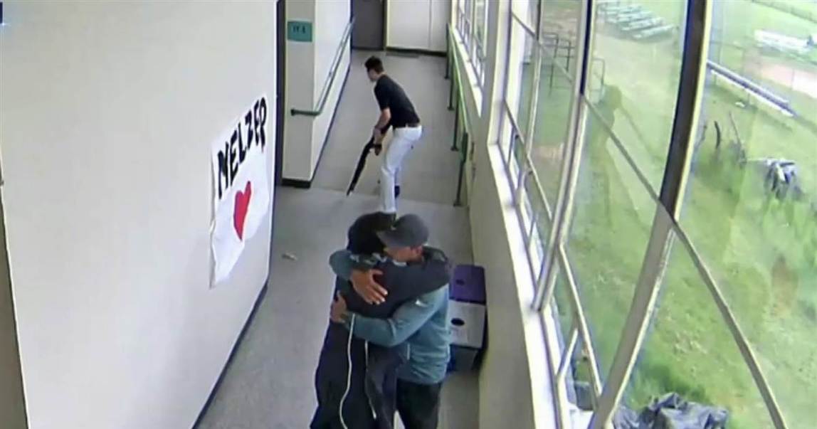 环球时报@美国教师夺枪阻止学生自杀，美媒公布监控被指侵犯隐私