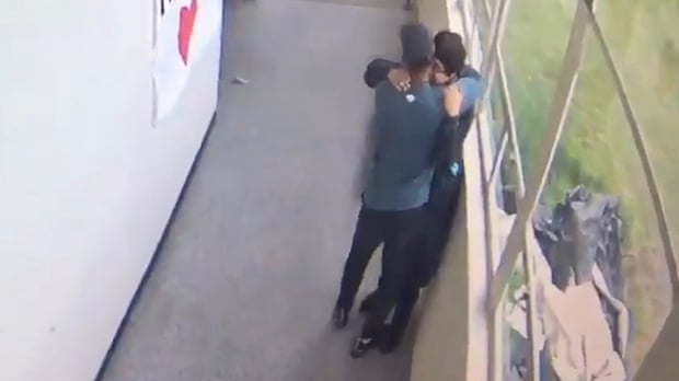 环球时报@美国教师夺枪阻止学生自杀，美媒公布监控被指侵犯隐私