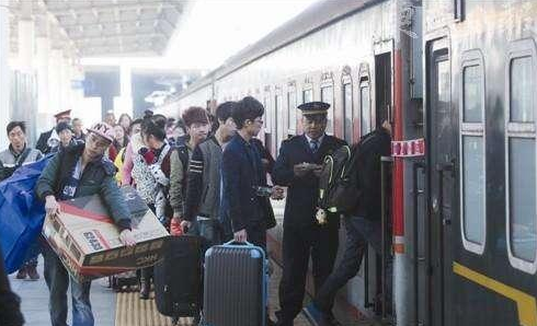 「牛哥漫步旅行」火车为何有空座却显示无座？售票员说漏了嘴，听完你就懂了
