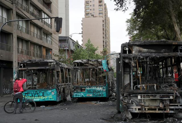 「纵相新闻」地铁票涨3毛引发暴乱8人死亡，智利总统称正处于战争状态