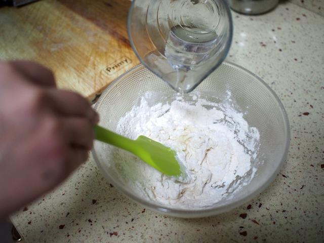 【豆果美食】国民小吃酱香饼，不用揉面平底锅就能做，把熬酱的配方学会就行了