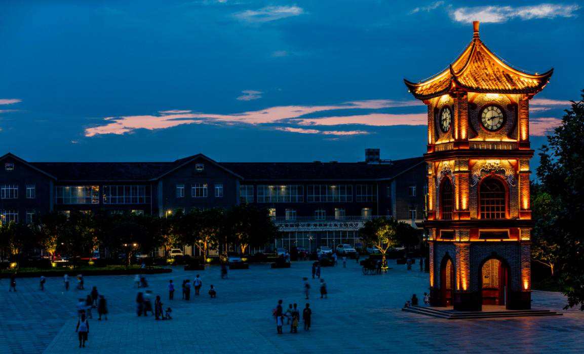 华侨城集团参与开发建设,运营管理的成都安仁古镇,深圳甘坑客家小镇和