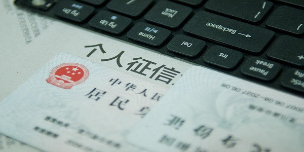 「中国质量万里行」信用卡逾期太多会坐牢吗？留下的不良征信记录该怎样消除？