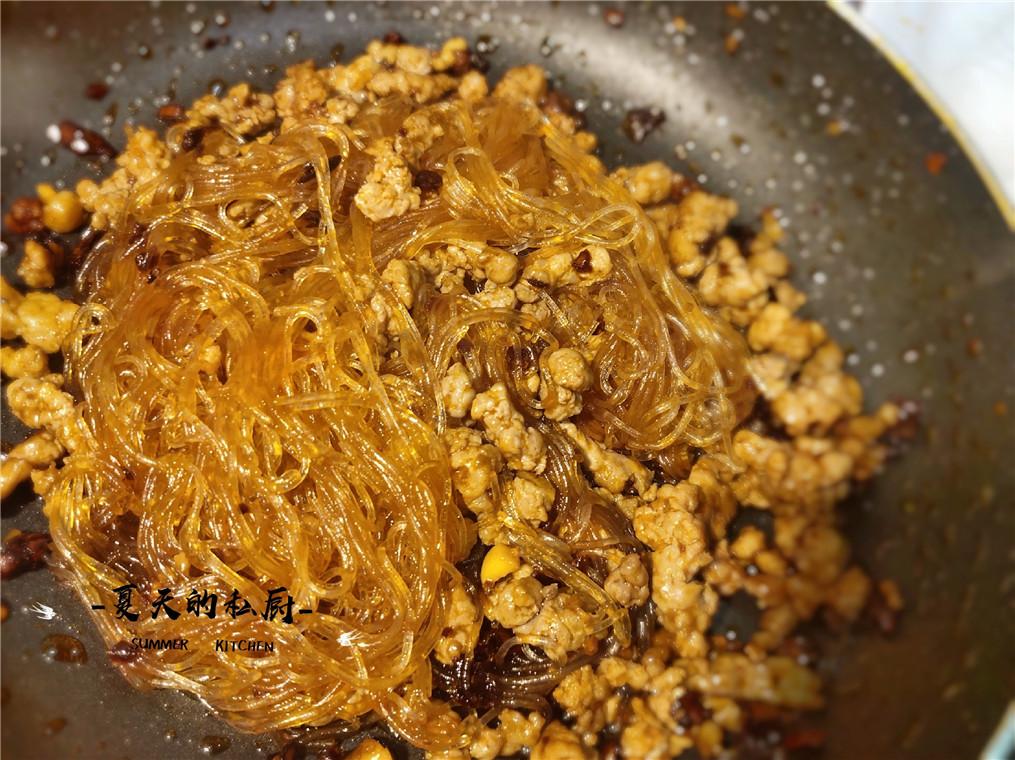 夏天的私厨：肉末粉丝总是炒成坨？记住这个窍门，粉丝爽滑又入味