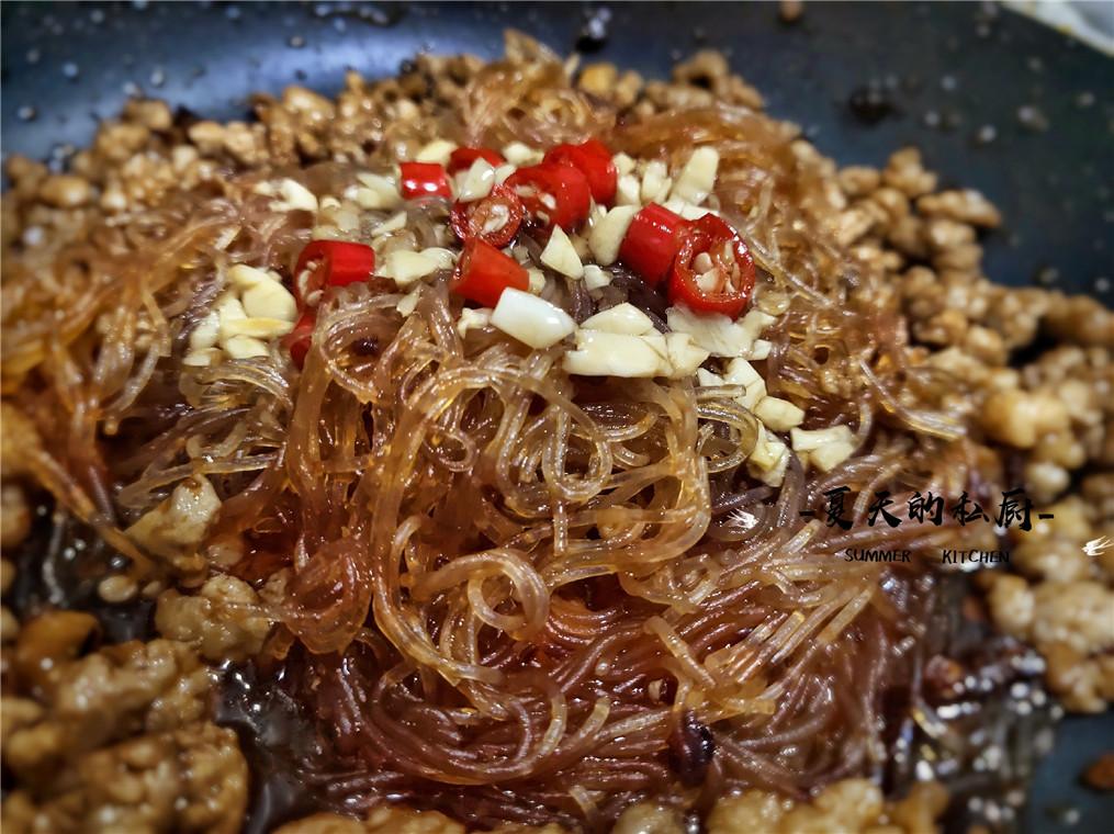 夏天的私厨：肉末粉丝总是炒成坨？记住这个窍门，粉丝爽滑又入味